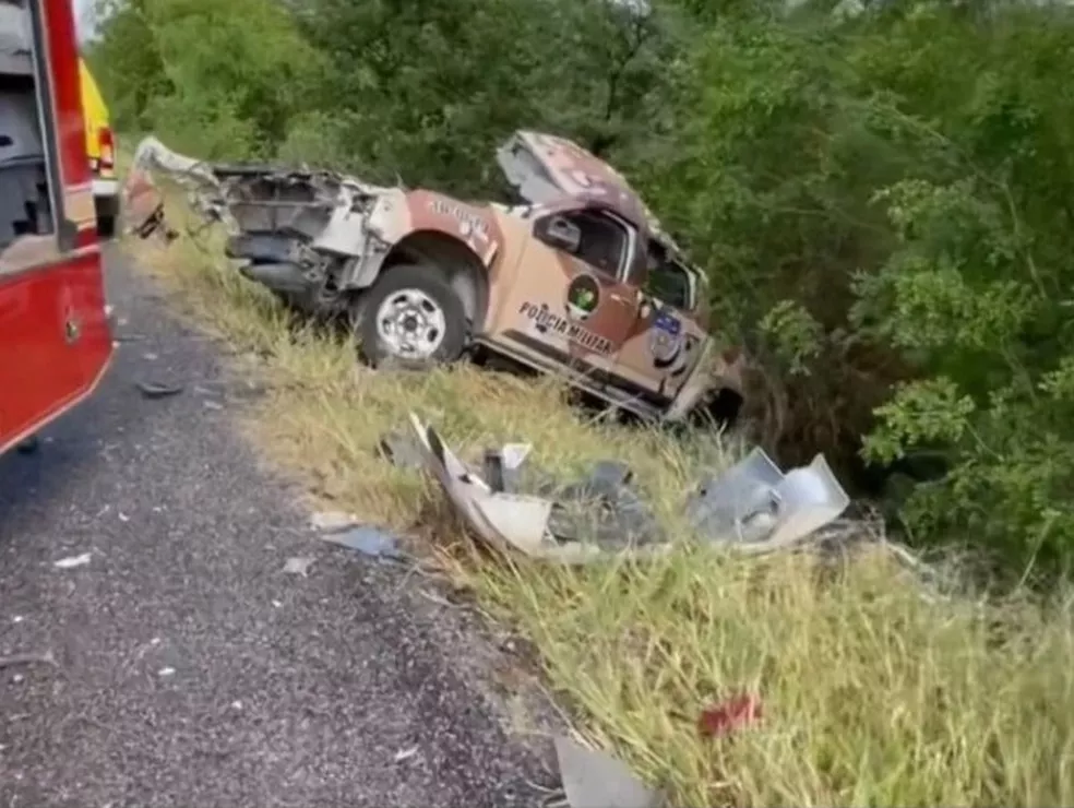 Três policiais ficam feridos em acidente entre viatura e caminhão próximo a Delmiro Gouveia, AL