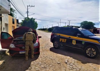 PRF recupera carro roubado e prende motorista pelos crimes de receptação e adulteração em Chorrochó-BA