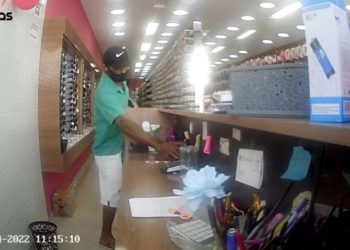 Câmera de segurança flagra furto de celular em loja no centro de Paulo Afonso; assista