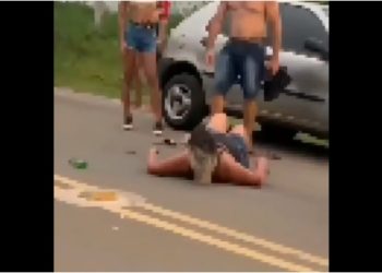 Homem filmado agredindo mulher em Água Branca, AL, depõe e é indiciado por lesão corporal