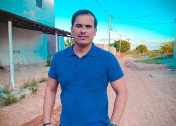 Fiscaliza Marconi reivindica melhorias de rua tomada de lama e poeira no Cleriston Andrade