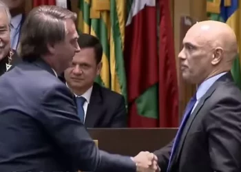 Bolsonaro e Moraes se cumprimentam em cerimônia de posse no TST