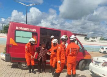 Bombeiros do 15° GBM/Paulo Afonso socorrem idoso na Alvorada de Jeremoabo