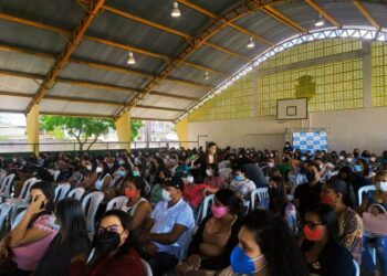 Cerca de 200 cuidadores da rede municipal de ensino participam de formação continuada