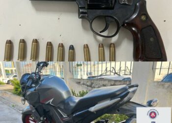 PM apreende arma de fogo e recupera moto com restrição de roubo em Paulo Afonso
