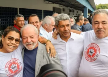 Lula desembarca em Salvador; pré-candidato do PT à presidência participa de ato em celebração ao 2 de Julho neste sábado