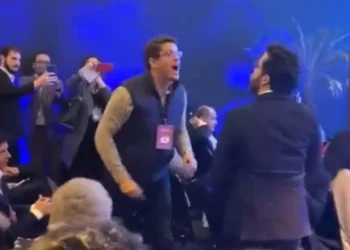 Janones troca xingamentos com Ricardo Salles e apoiadores de Bolsonaro nos bastidores do Debate da Band