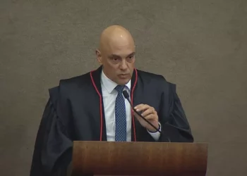 Ao assumir TSE, Moraes diz que eleição é ‘orgulho nacional’ e é aplaudido de pé