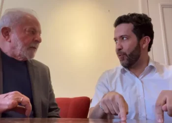 Janones desiste de candidatura e decide apoiar Lula