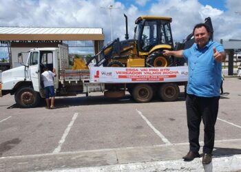 Valmir Rocha apresenta pelas ruas da cidade, nova máquina adquirida através de emenda federal