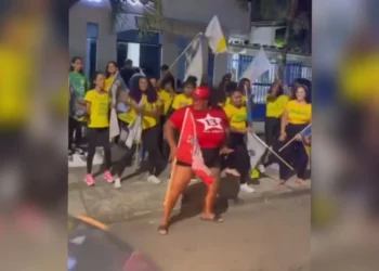 Trabalhadoras das campanhas de candidatos apoiados por Lula e Bolsonaro dançam juntas na Bahia