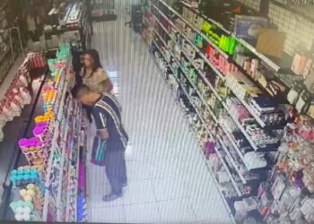 Câmera de segurança flagra dupla furtando produtos de loja de cosméticos em Paulo Afonso