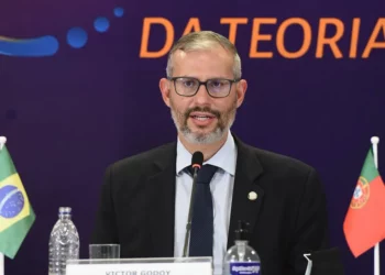 Após forte reação, ministro da Educação anuncia desbloqueio para universidades, colégios federais e Capes