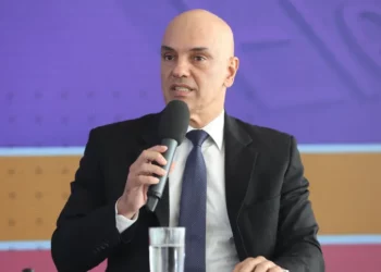 Alexandre de Moraes determina que PRF e PM tomem ação imediata para desbloquear rodovias