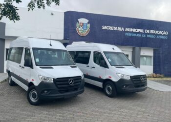 Paulo Afonso adquire duas novas vans que vão atender alunos e profissionais