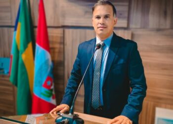 Marconi repudia prefeitura por criação de Processo Seletivo Simplificado para diretores da Educação e cobrança de IPTU a empresários