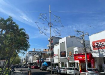 Paulo Afonso inicia ornamentação de ruas para as festividades do Natal Encantado
