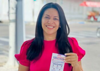 Vereadora Evinha panfleta sobre o Dia da Eliminação da Violência contra a Mulher: “É preciso informar”