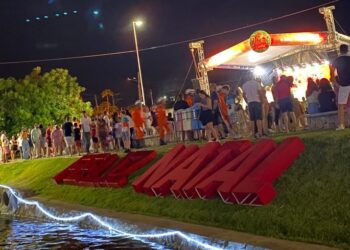 Veja vídeos com imagens encantadoras na abertura da decoração natalina em Paulo Afonso