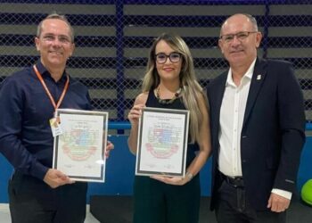 Vereador Gilmário Marinho homenageia professores do Curso de Enfermagem e Odontologia por congresso na Unirios