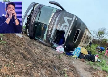 Ônibus de cantor Kevi Jonny capota em rodovia baiana, “estão todos bem”, diz assessoria