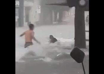 Jovem salva mulher arrastada por enxurrada durante chuvarada em Paulo Afonso: “Herói” (Vídeos)