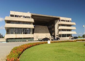 Reforma aprovada pela Alba aumenta salário do governador para R$ 34.9 mil e extingue Bahiatursa; veja mudanças