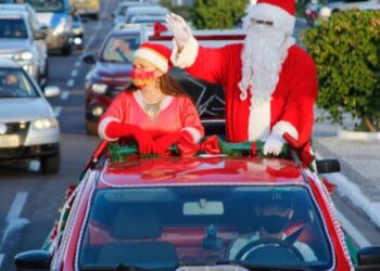 Papai Noel e Mamãe Noel desfilam pelas ruas do Centro e BTN neste final de semana