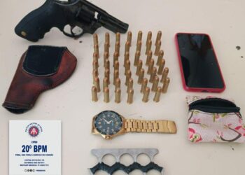 Policiais do 20º BPM prendem homem com arma e munições em Paulo Afonso