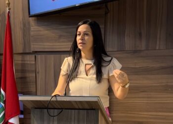 Vereadora Evinha vota contra orçamento de 7 milhões para o Gabinete do prefeito