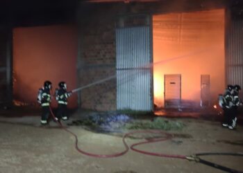 Após 12h, bombeiros conseguem conter incêndio a galpão em Paulo Afonso