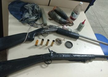 Homem é preso após atirar na companheira e confrontar PMs em Santa Brígida; espingardas foram apreendidas