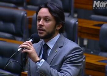 Mário Júnior vota a favor e comemora aprovação da PEC que viabiliza pagamento do piso da enfermagem