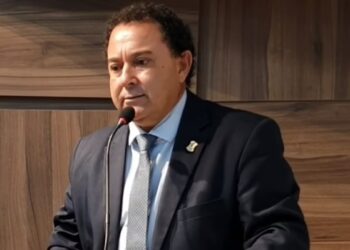 Vereador Valmir Rocha oficializa candidatura à presidência da Câmara Municipal