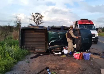 Mãe e filho morrem e uma fica pessoa ferida após caminhonete capotar na Bahia