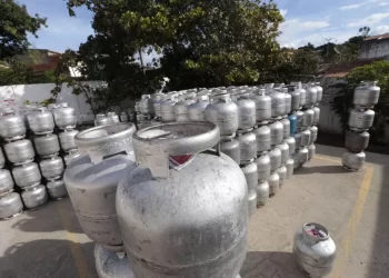 Gás de cozinha sofre primeiro reajuste do ano na Bahia; aumento pode chegar a R$ 7
