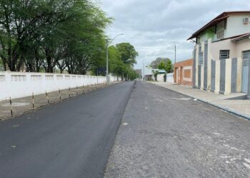 Rua do Quartel, na lateral da Igreja Nossa Senhora de Fátima, recebe 2ª camada de asfalto