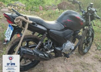 Moto roubada em PE é encontrada por pescadores dentro de rio em Paulo Afonso