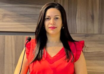 “Salário atrasado da prefeitura deixará famílias em descontrole financeiro”, diz vereadora Evinha