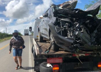 Carro com comerciante de Paulo Afonso capota após bater em animal na BR-110 e deixa cinco pessoas feridas