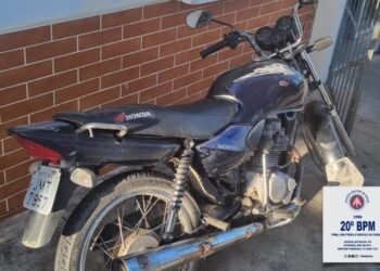 Polícia Militar prende jovem com moto roubada e arma de fogo em Paulo Afonso