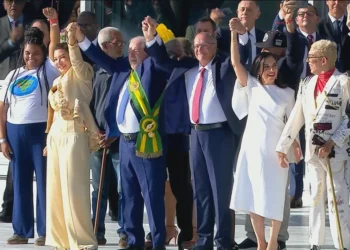 Lula chora ao receber a faixa presidencial; petista subiu a rampa com representantes de grupos sociais e cachorra ‘Resistência’