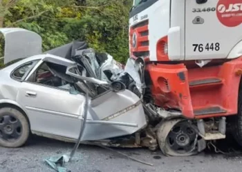 Vídeo mostra momento da colisão entre carreta e carro que matou pais e 4 filhos na BR-101 no ES