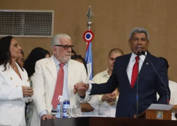 Jerônimo Rodrigues toma posse como governador da Bahia e afirma que combate à fome, pobreza e desemprego serão prioridades
