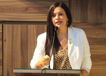 “Quem votou em Luiz de Deus se sente enganado, então não tinha prefeito?”, provoca Evinha