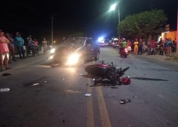 Mulher de 24 anos fica ferida após colisão entre moto e carro na BA-210 em Paulo Afonso/BA