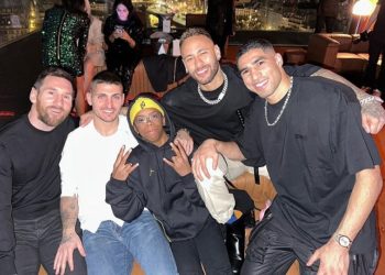 Influencer baiano posta foto ao lado de Messy, Neymar e outros craques do PSG e ‘bomba’ na web