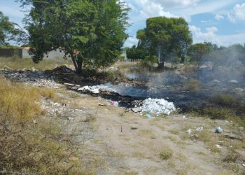 Bombeiros do 15º GBM Paulo Afonso debelam incêndio em vegetação na área da Vila Militar