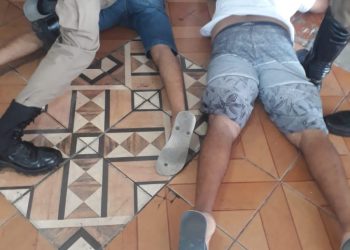 PM prende dois homens por tentativa de assalto dentro de loja em Paulo Afonso