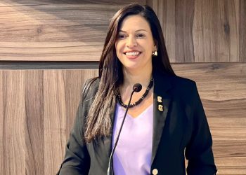 “A mulher pauloafonsina não pode esperar 2 anos por um ultrassom”, diz Evinha em discurso pelo Dia Internacional da Mulher